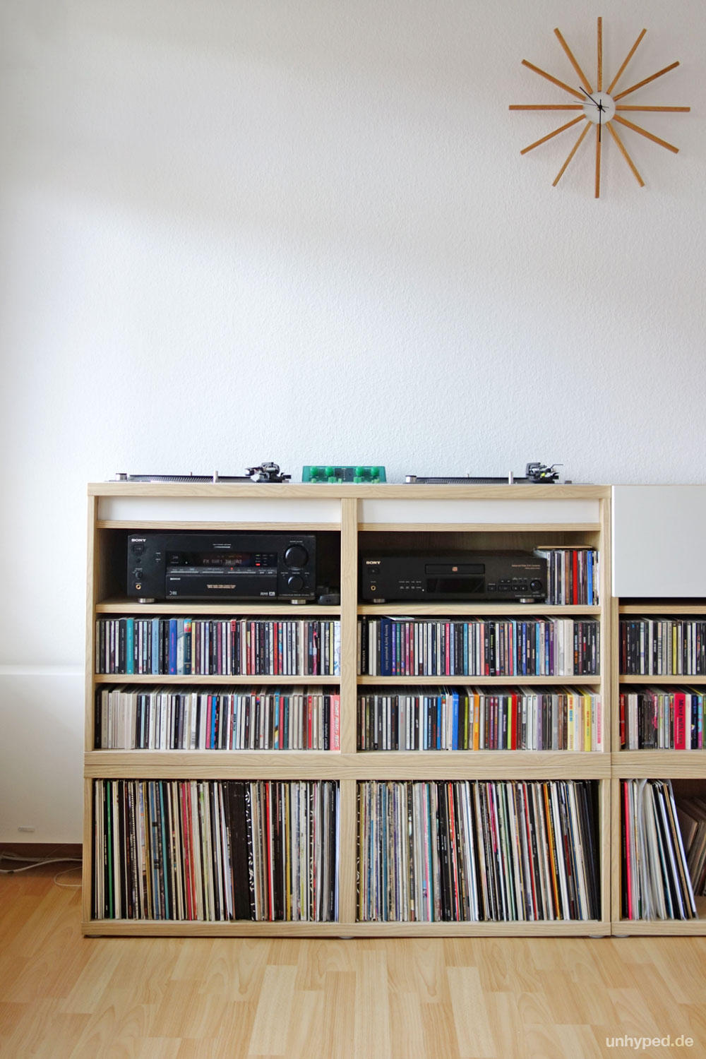 unhyped-dj-table-shelf-moebel-pult-regal-ikea-besta-hack-expedit-kallax-alternative-01